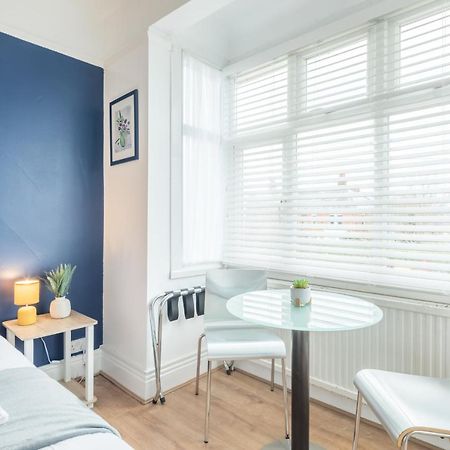 Private Room 4 With Kitchenette By Cb Stays No Minimum Stays Cambridge  Bagian luar foto