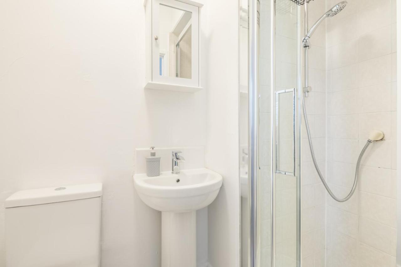 Private Room 4 With Kitchenette By Cb Stays No Minimum Stays Cambridge  Bagian luar foto